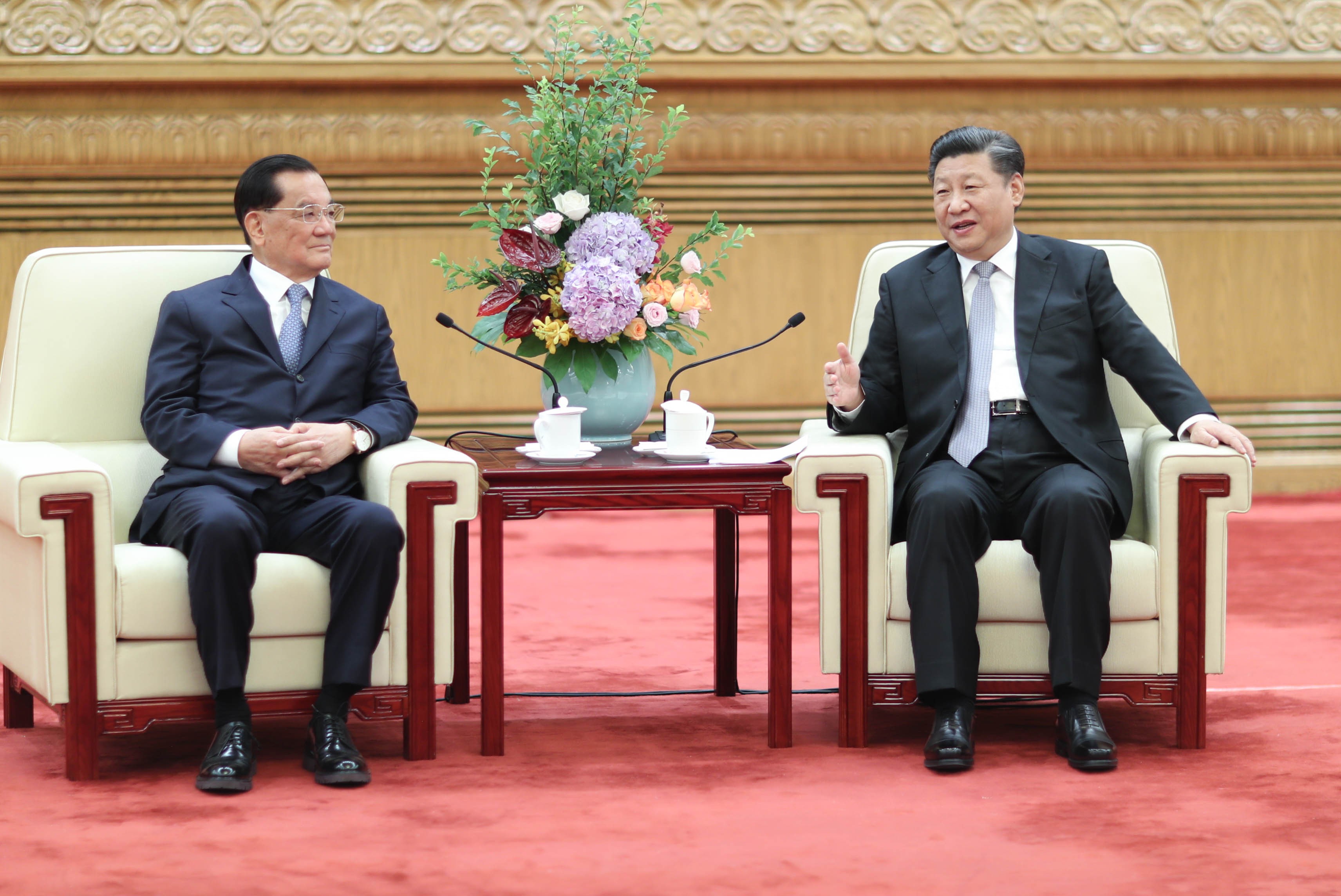 Chinese President Xi Jinping (right) meets Lien Chan (right), former vice-president of Taiwan and former chairman of the Kuomintang party, at the Great Hall of the People in Beijing on July 13. Photo: Xinhua