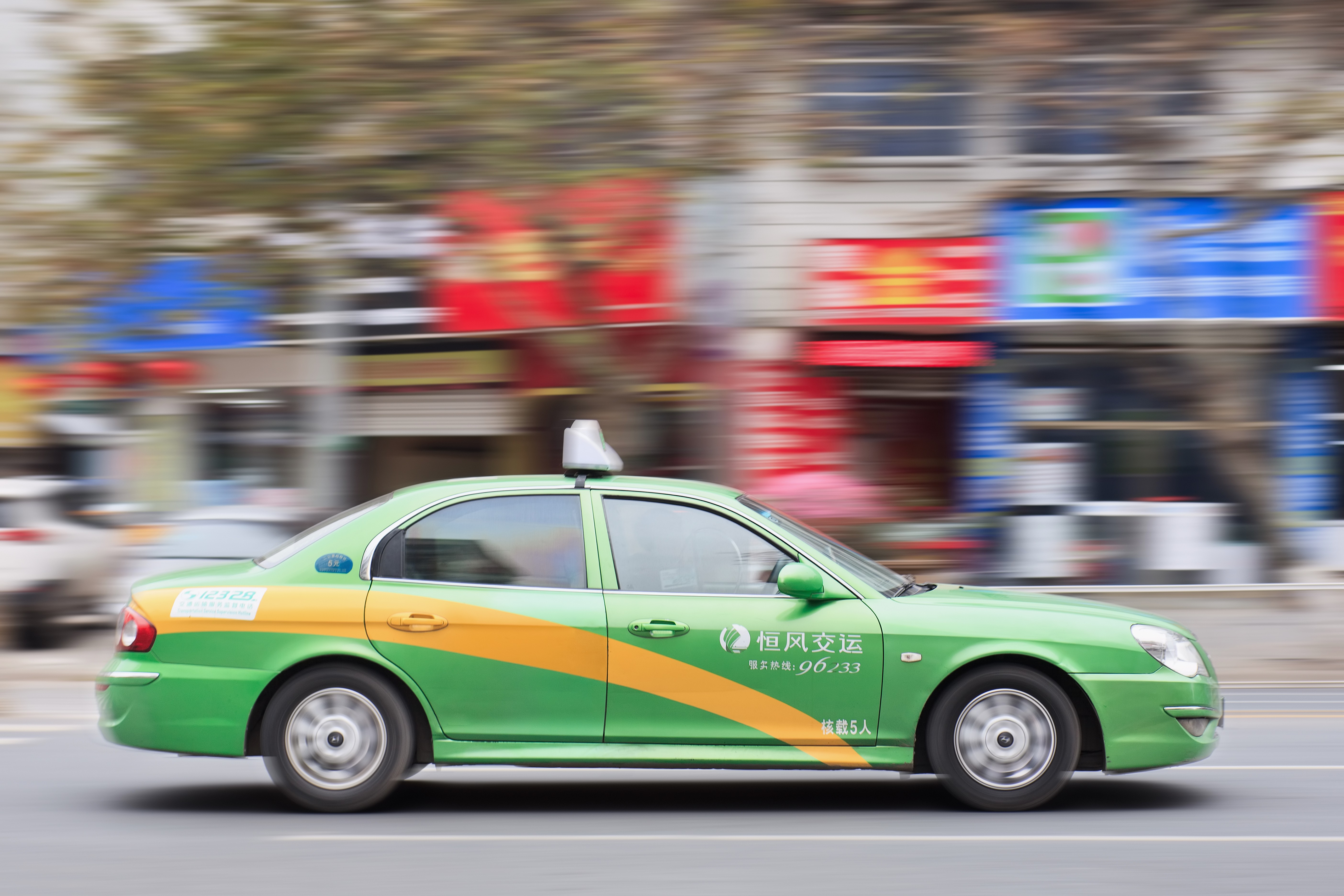 A Chinese taxi driver tracked down one of his passengers after realising he had paid almost 6,500 yuan (US$950) too much. Photo: Shutterstock