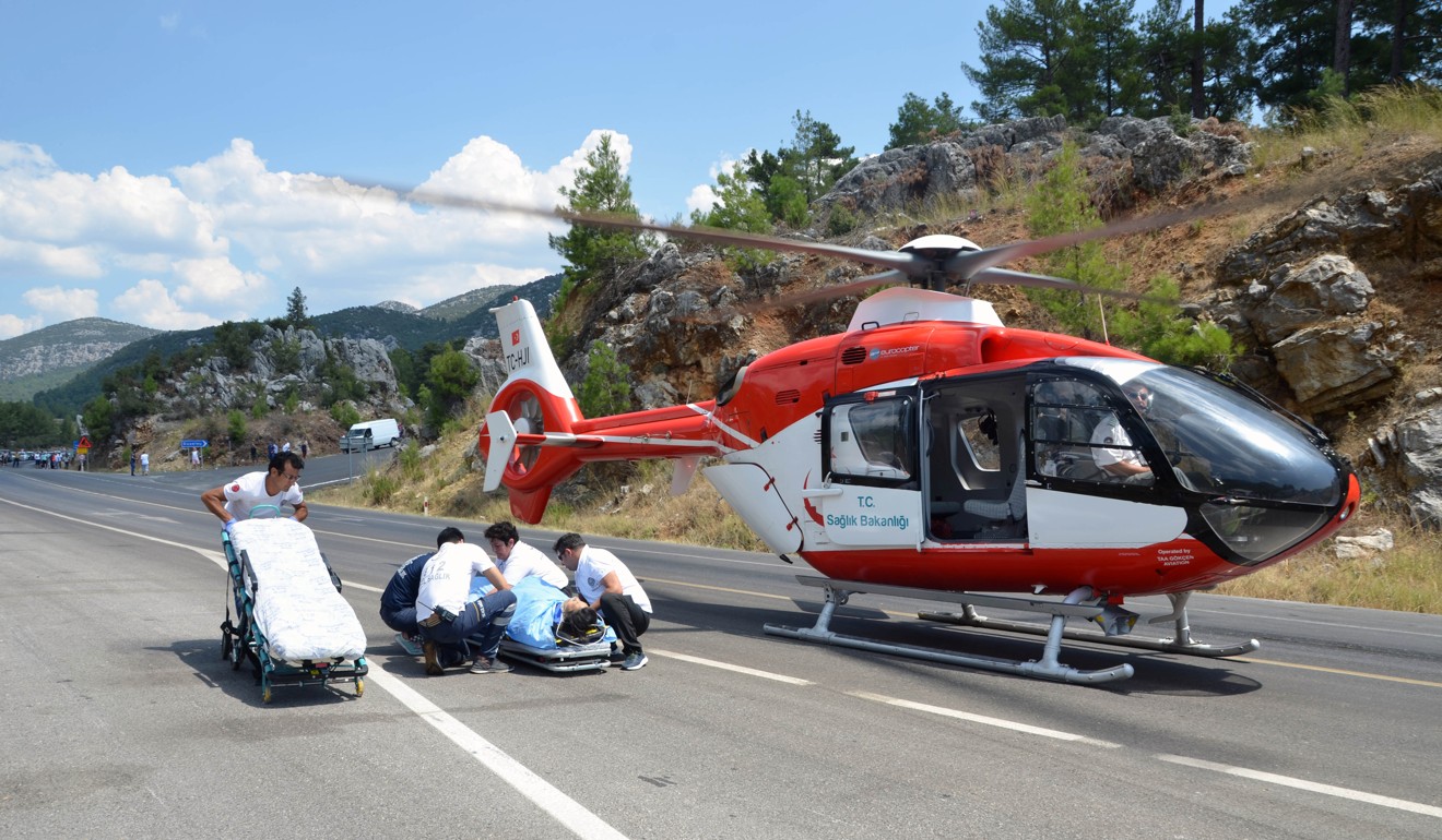 Rescuers prepare an injured passenger to be transferred to helicopter by helicopter. Photo: Xinhua