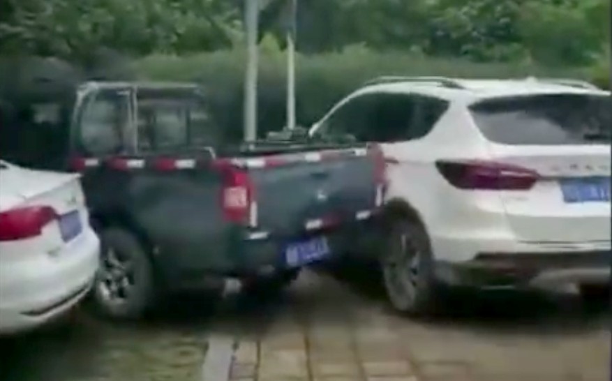 The driver of a pick-up truck in Guangxi filmed deliberately banging 11 times into a white SUV blocking his way. Photo: pearvideo