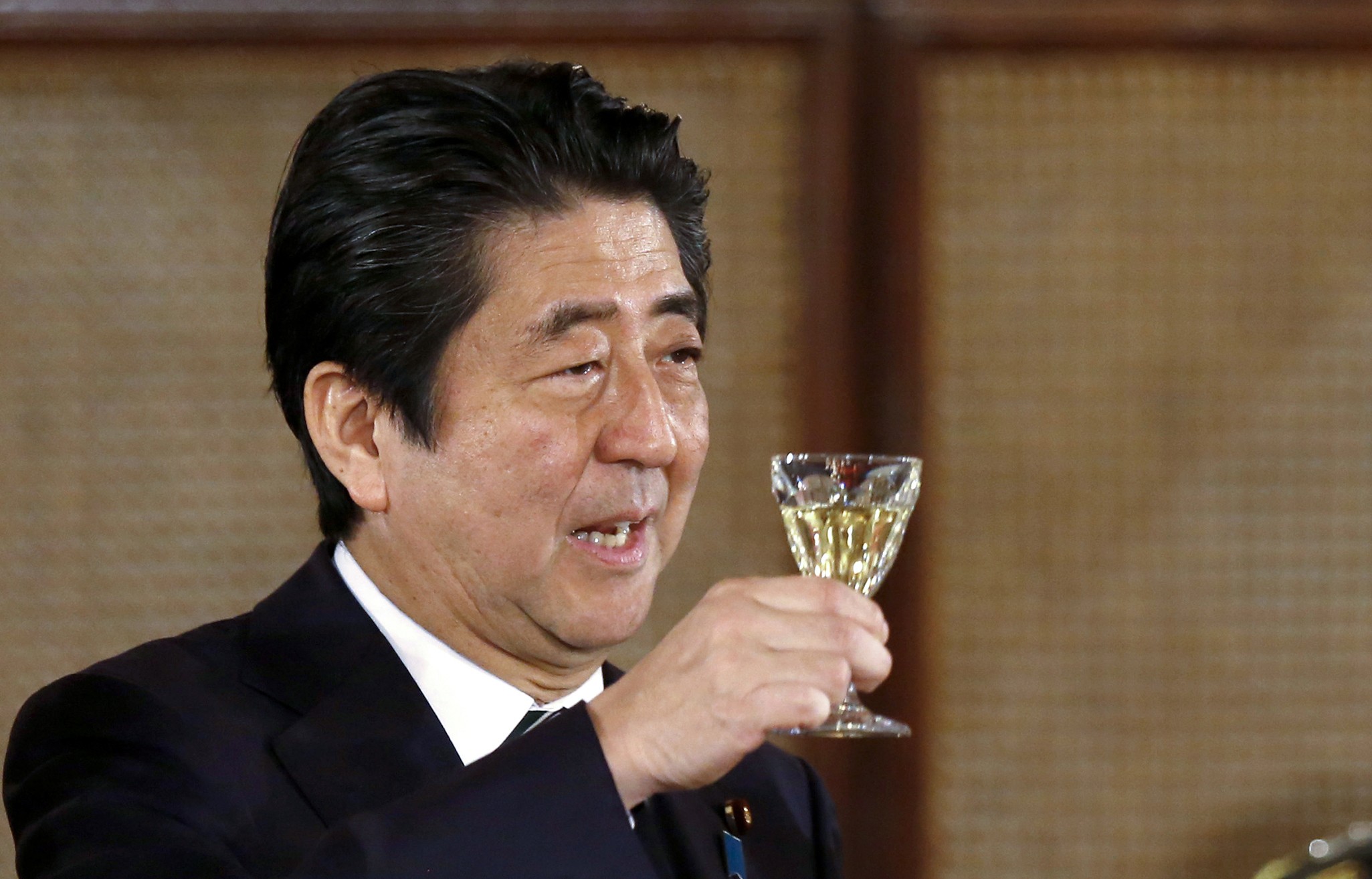 Japanese Prime Minister Shinzo Abe raising a toast during a state dinner at the Malacanang Presidential Palace in Manila on January 12, 2017. Photo: AFP