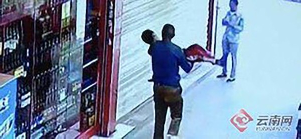 A man was seen carrying the boy away outside a supermarket. Photo: m.people.cn