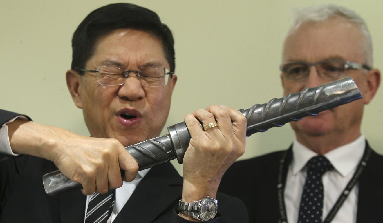 Philco Wong demonstrating how steel bars are screwed into couplers at a media briefing. Photo: Dickson Lee
