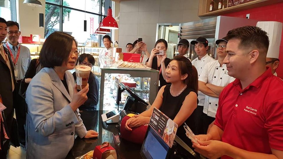Tsai Ing-wen buys a coffee at the 85C outlet in Los Angeles during her stopover. Photo: Facebook