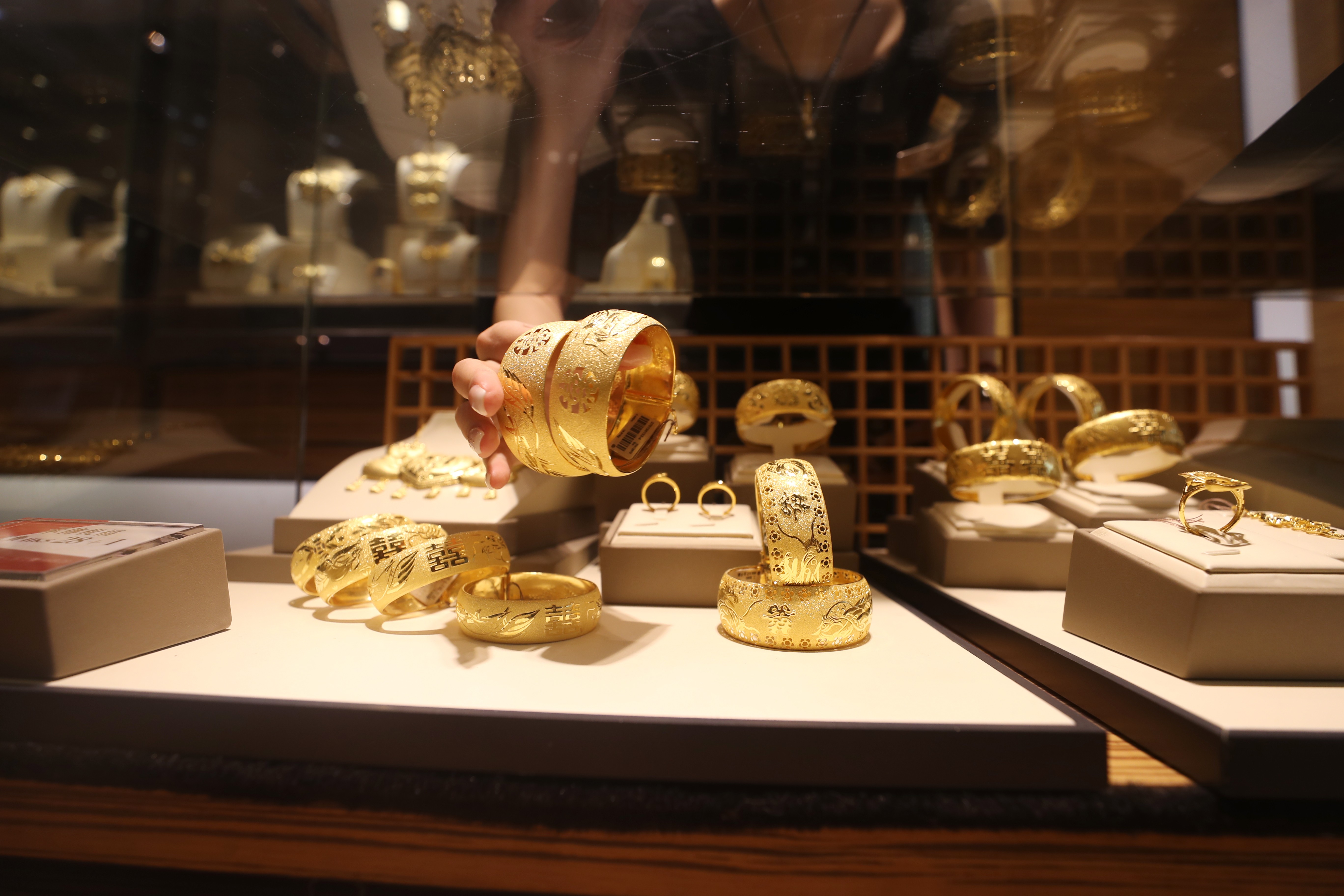 Jewellery is displayed at a shop in Tsim Sha Tsui in July. Gold, the traditional safe haven during market downturns, has not seen substantial inflows. Photo: Winson Wong