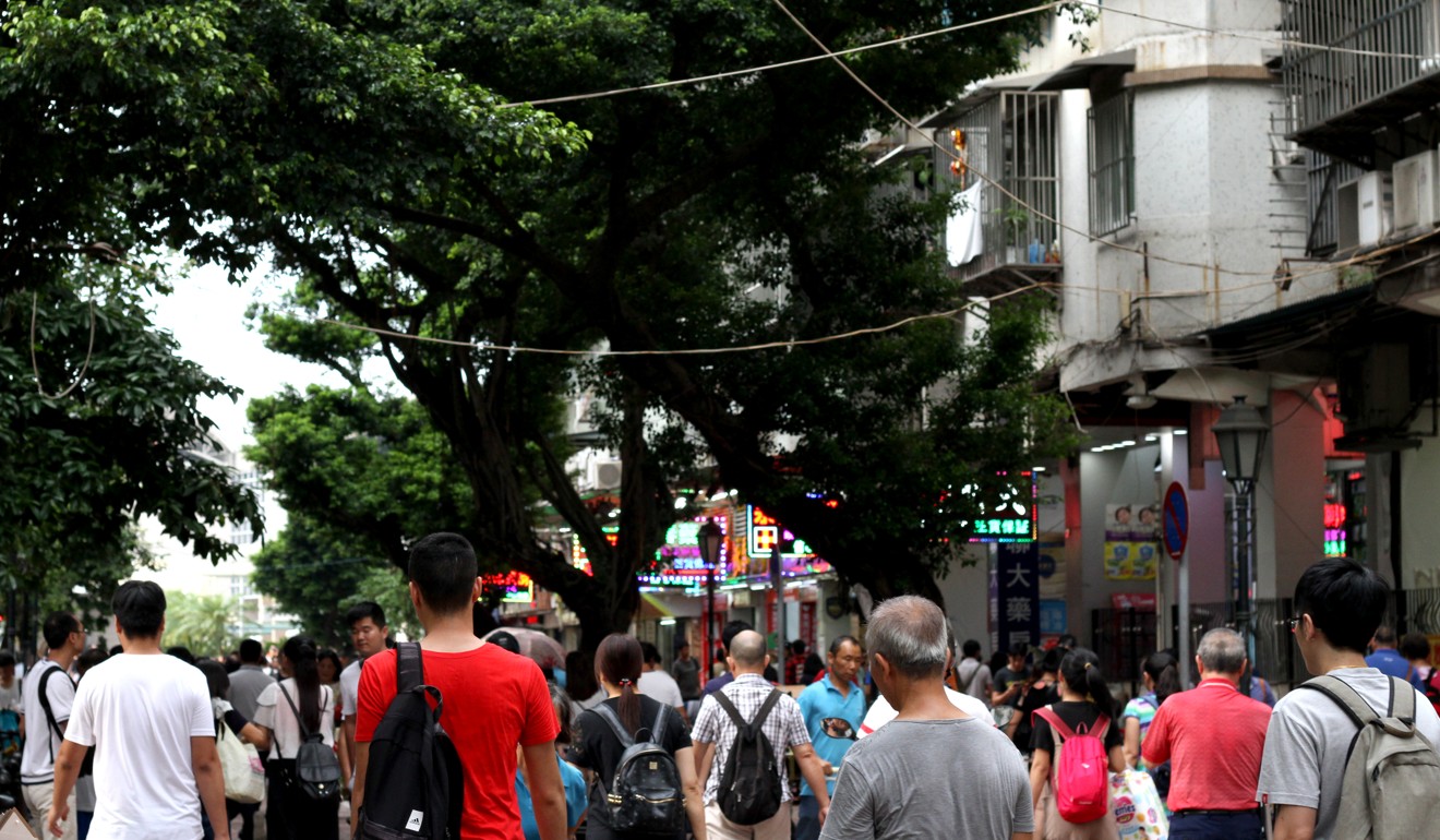 People head towards the mainland border from Macau. Photo: Raquel Carvalho