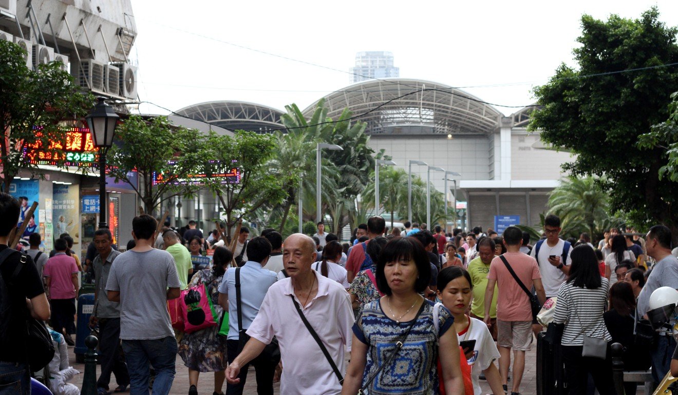 People make their way back to Macau from the mainland border. Photo: Raquel Carvalho