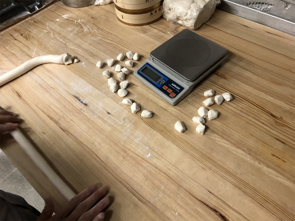 Split the dough into equally sized pieces by measuring their weight.