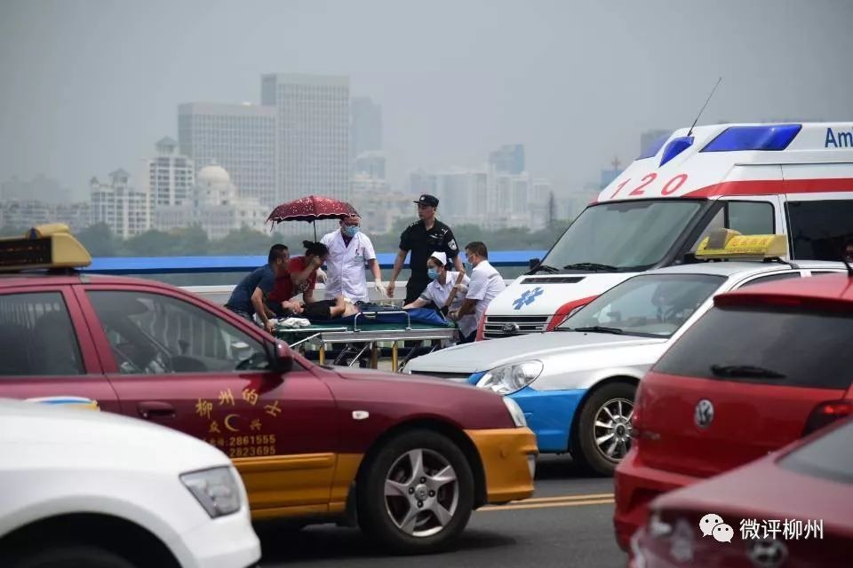 Emergency workers attend to the wounded after a stabbing rampage in Liuzhou, Guangxi, on Monday. Photo: Sohu.com