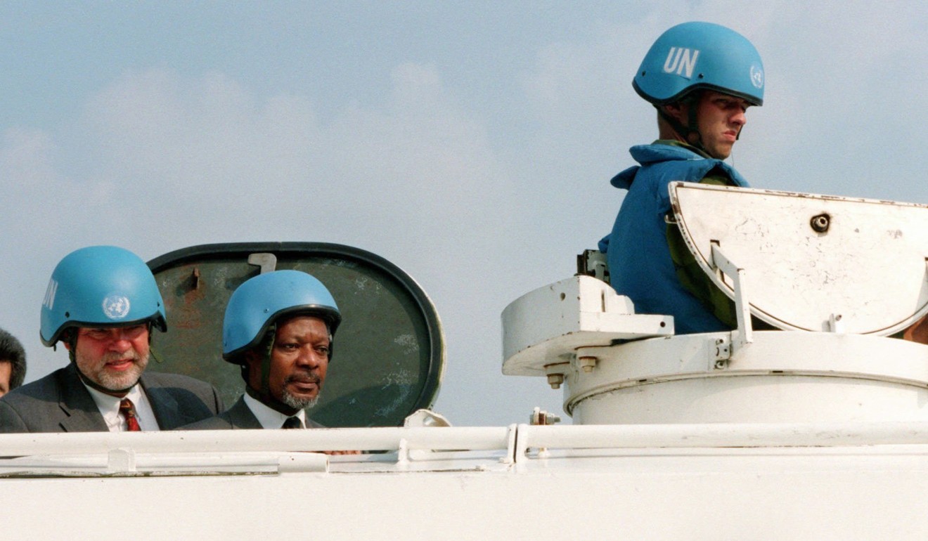 Kofi Annan inspects a training camp for Swedish UN soldiers. Photo: AP
