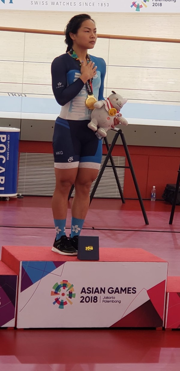 Sarah Lee stands on the podium after winning the sprint.