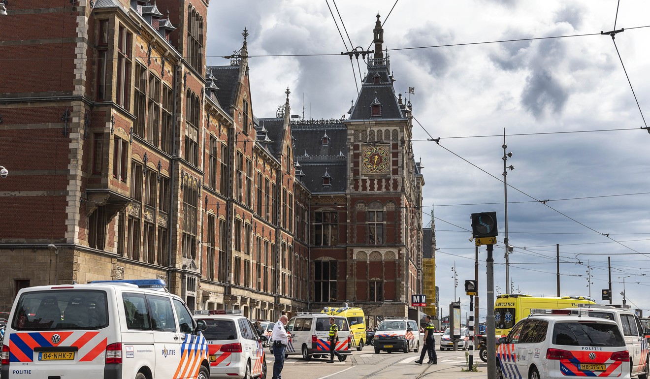 The police investigating the stabbing at Amsterdam’s Central Station. Photo: Xinhua