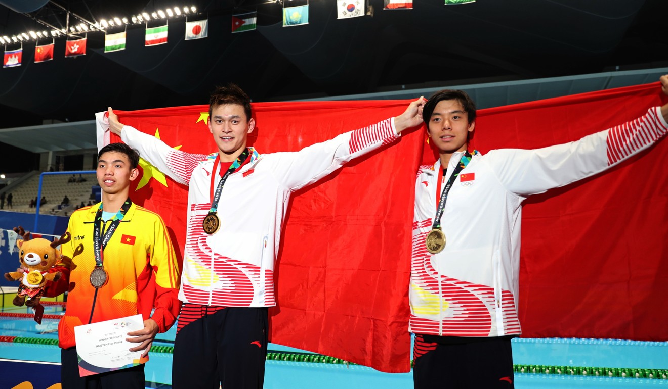 Gold medallist Sun Yang (C) and bronze medallist Ji Xinjie (R) of China pose after the men's 1500m freestyle final. Photo: Xinhua