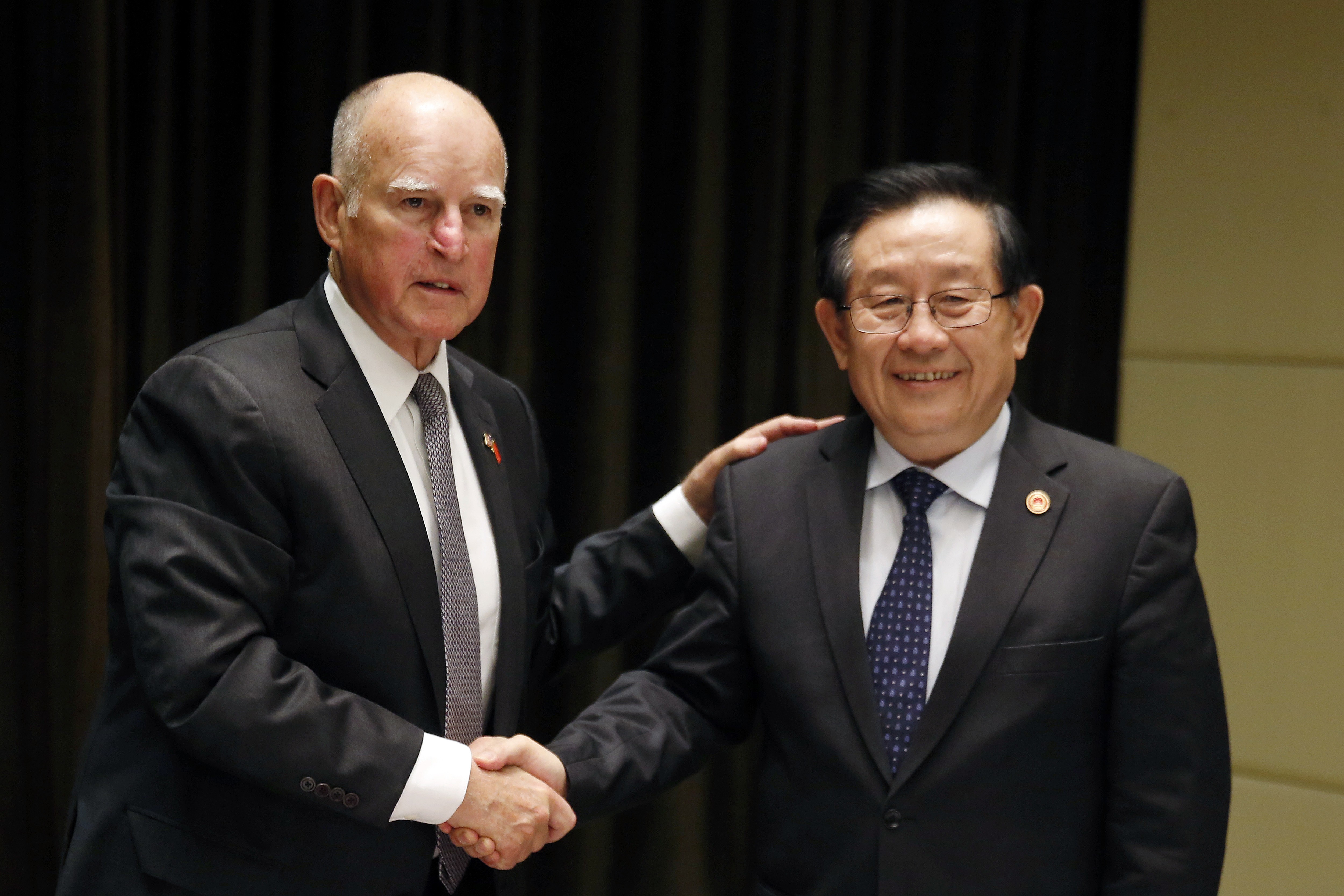 California governor Jerry Brown shakes hands with China's Science and Technology Minister Wan Gang after signing a memorandum of understanding of Clean Technology in Beijing in June 2017. Photo: AP
