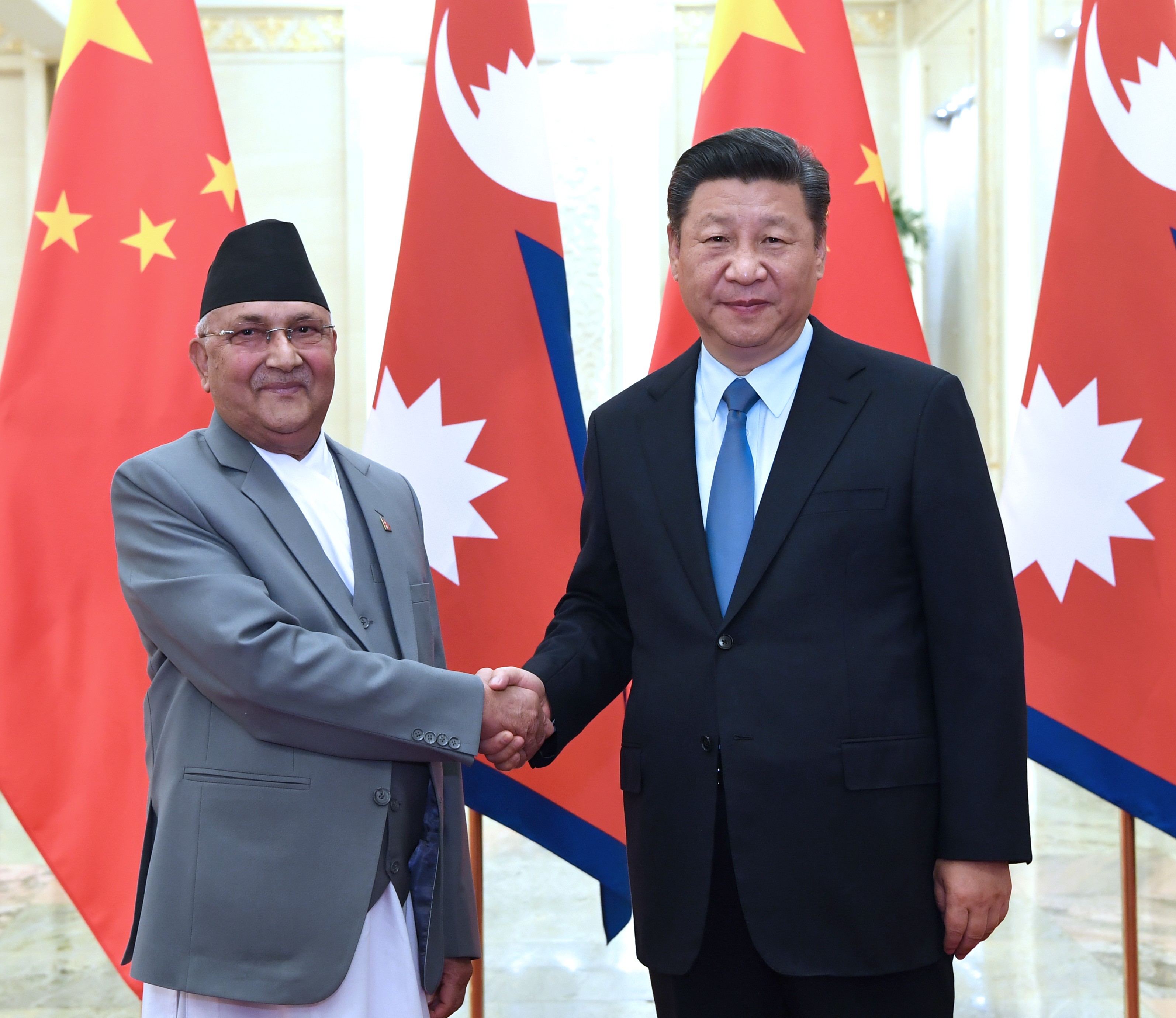 Chinese President Xi Jinping meets Nepal Prime Minister Khadga Prasad Sharma Oli on his 2016 Beijing visit. Photo: EPA