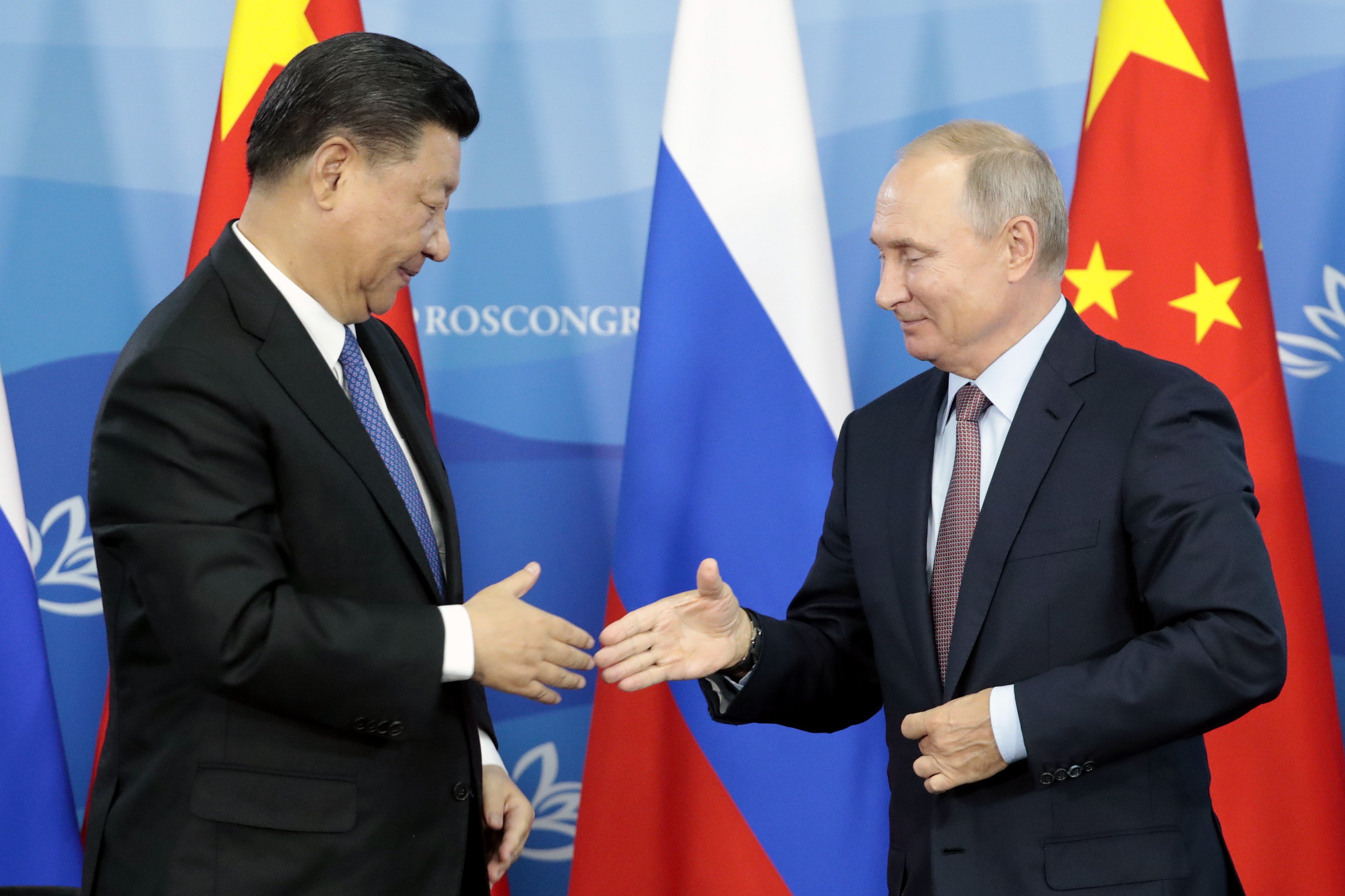 Vladimir Putin and Xi Jinping at the Eastern Economic Forum in Vladivostok. Photo: EPA