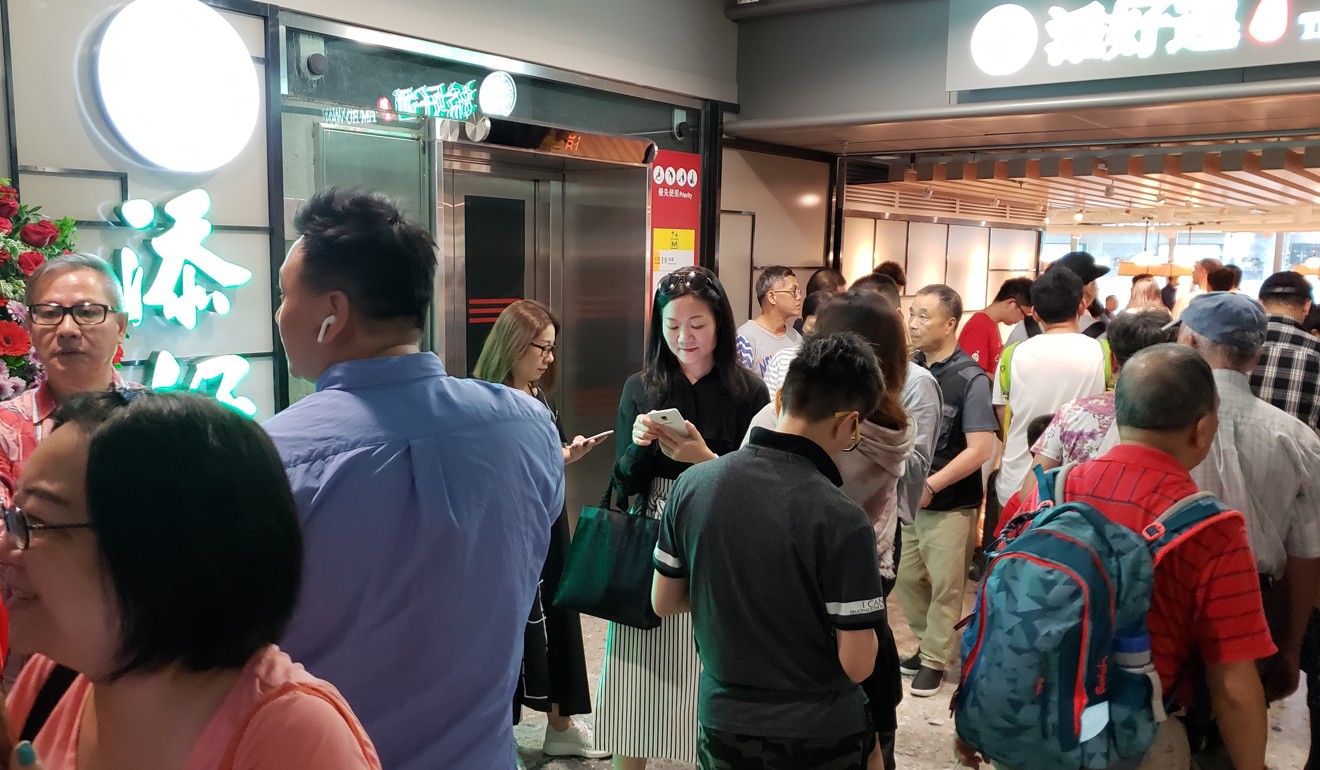à¸à¸¥à¸à¸²à¸£à¸à¹à¸à¸«à¸²à¸£à¸¹à¸à¸ à¸²à¸à¸ªà¸³à¸«à¸£à¸±à¸ Queues for food longer than trains on opening day of Hong Kong West Kowloon terminus