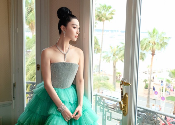 The Chinese actress wore a London by De Beers necklace at the 2018 Cannes Film Festival.