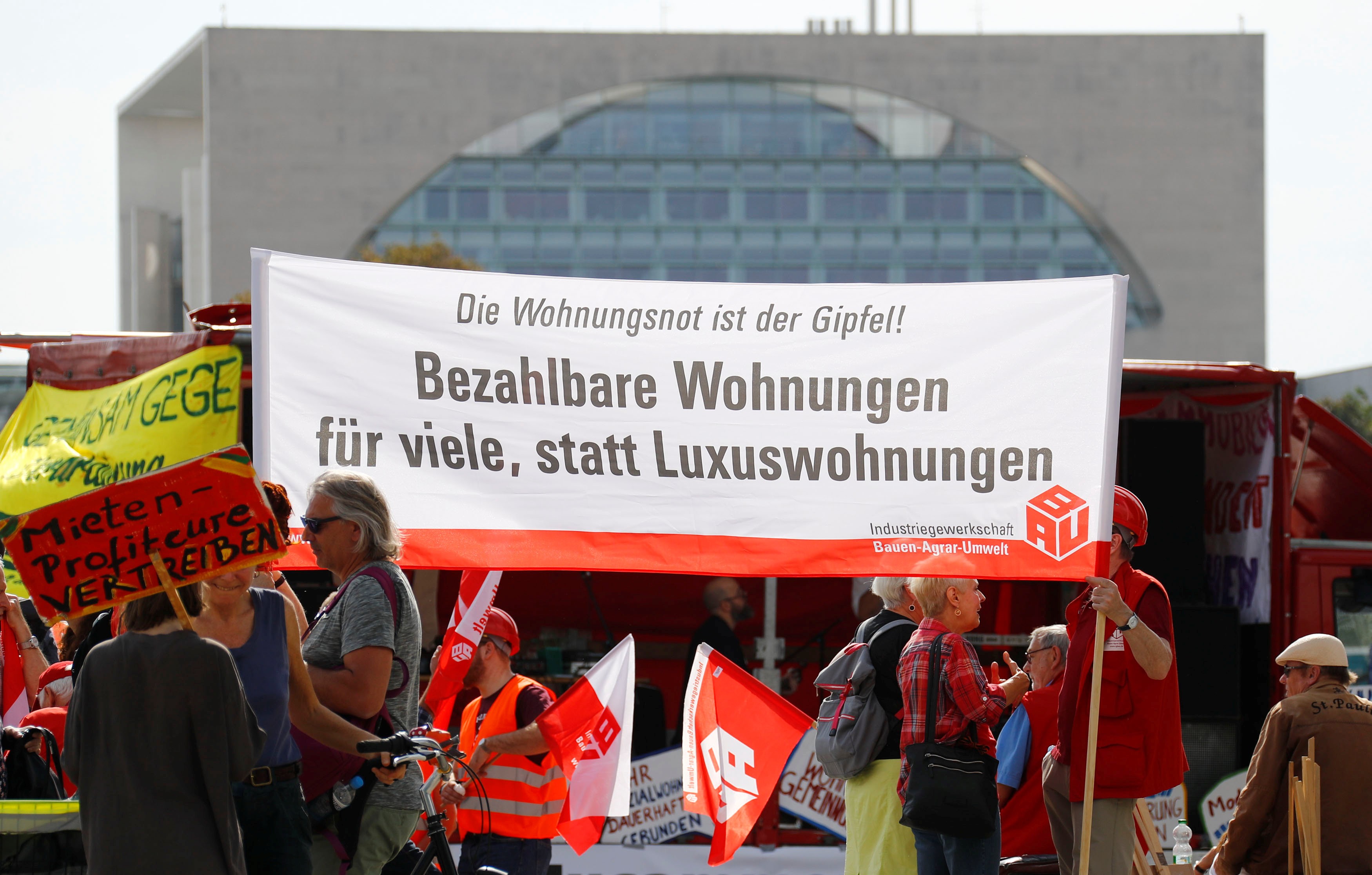 Demonstrators protest against last Friday’s housing summit on rising rents and a shortage of affordable housing in front of the Chancellery in Berlin. Photo: Reuters