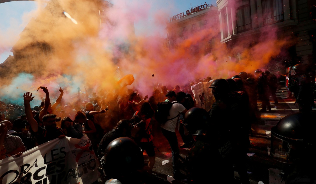 Catalan separatist protesters clashing police officers in Barcelona, Spain on September 29, 2018. Photo: Reuters