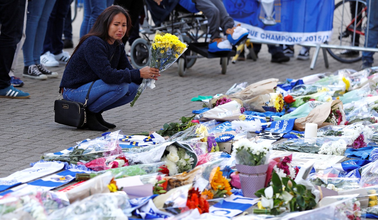 Leicester City football fans pay their respects outside the football stadium. Photo: Reuters