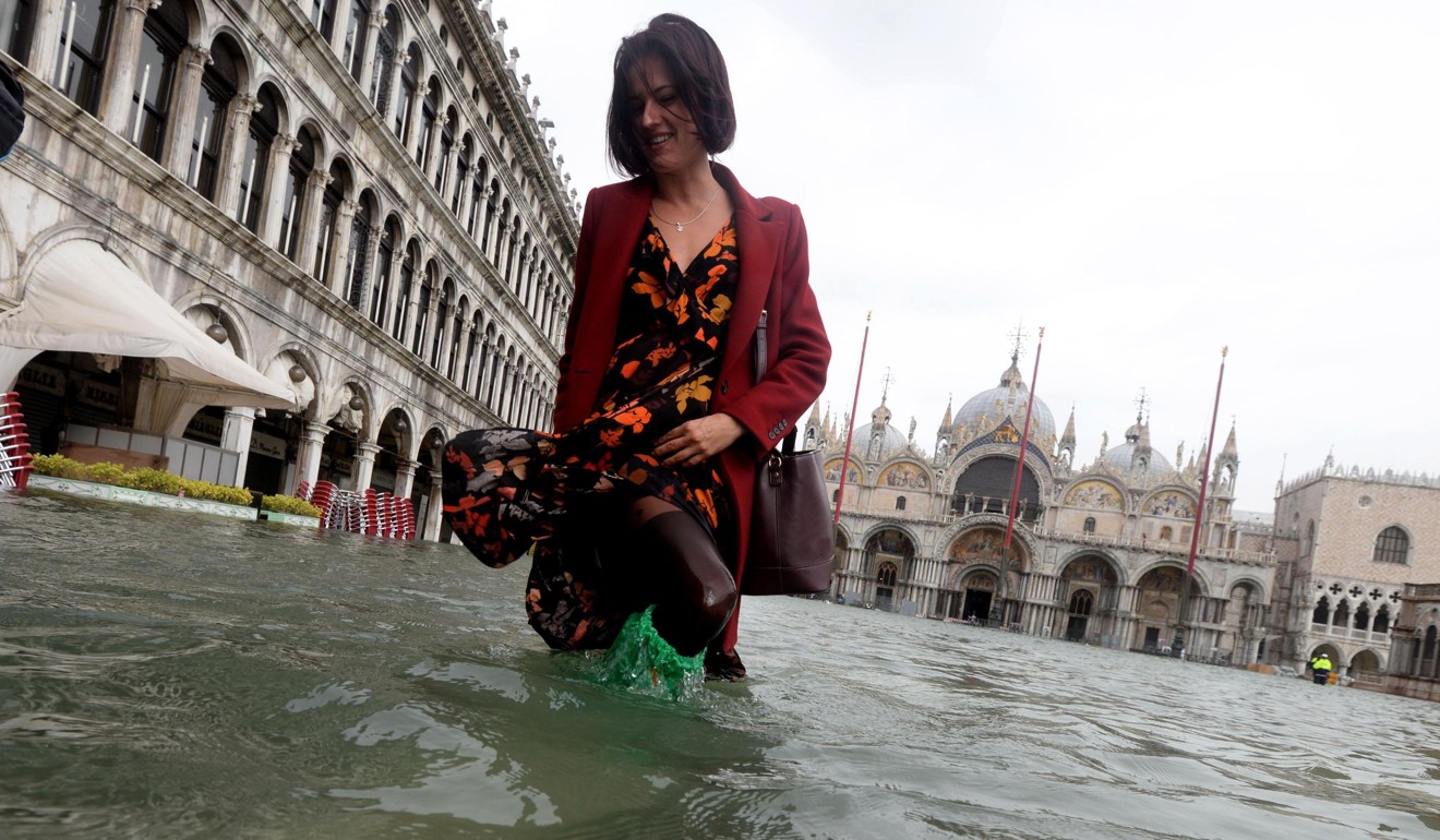 vejspærring Frastøde Bar Tourists wade through Venice as 70 per cent of city is immersed by the  worst flooding in a decade | South China Morning Post
