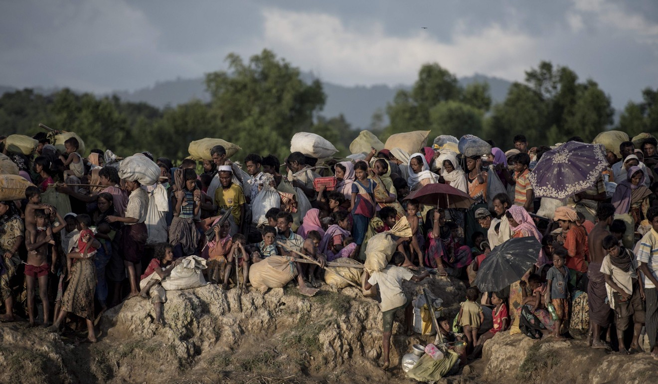Rohingya refugees flee from Myanmar, and arrive at the Naf river in Whaikyang, Bangladesh border in October 2017. Photo: AFP