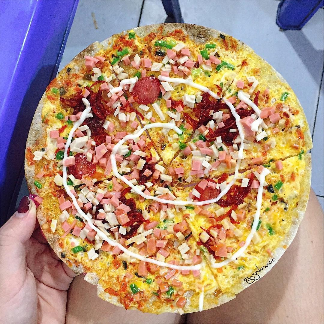 Banh trang nuong, a thin-crusted pancake featuring various toppings such as eggs, spring onions, fried onions and sausages, is often served in streets and markets of central Vietnam and makes an awesome snack. Photo: Instagram @ngocquynhmeoo