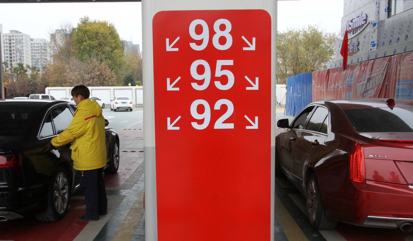 An attendant refuels a car at a filling station in Handan, north China, on November 16. China issued the largest cut in the retail price of petrol and diesel in nearly four years, starting on November 17, based on changes in international oil prices. Photo: Xinhua