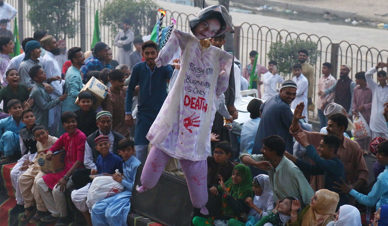 People wave an effigy of Asia Bibi, a Christian accused of blasphemy, during a rally to mark the Prophet Muhammad's birth anniversary, in Karachi, Pakistan, on Wednesday. Photo: EPA