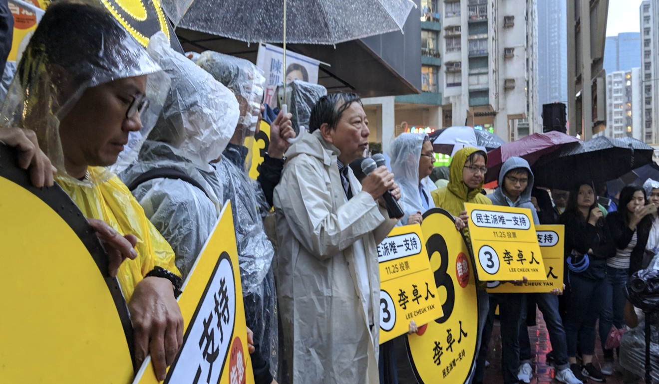 Lee Cheuk-yan appeals to voters on a wet Sunday afternoon in Whampoa. Photo: Sum Lok-kei