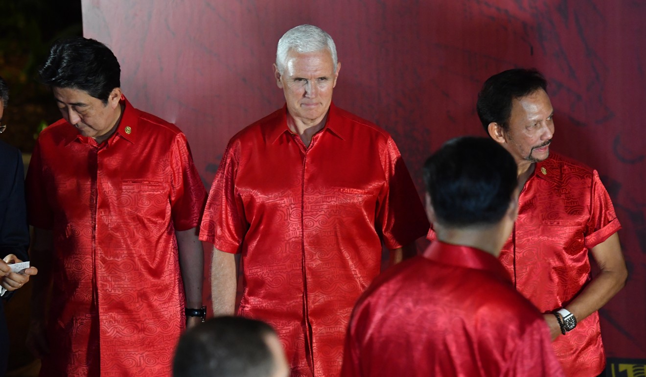 US Vice-President Mike Pence (centre) looks at Chinese President Xi Jinping before the official photograph during the Asia-Pacific Economic Cooperation summit in Port Moresby, Papua New Guinea, on November 17. Photo: EPA-EFE