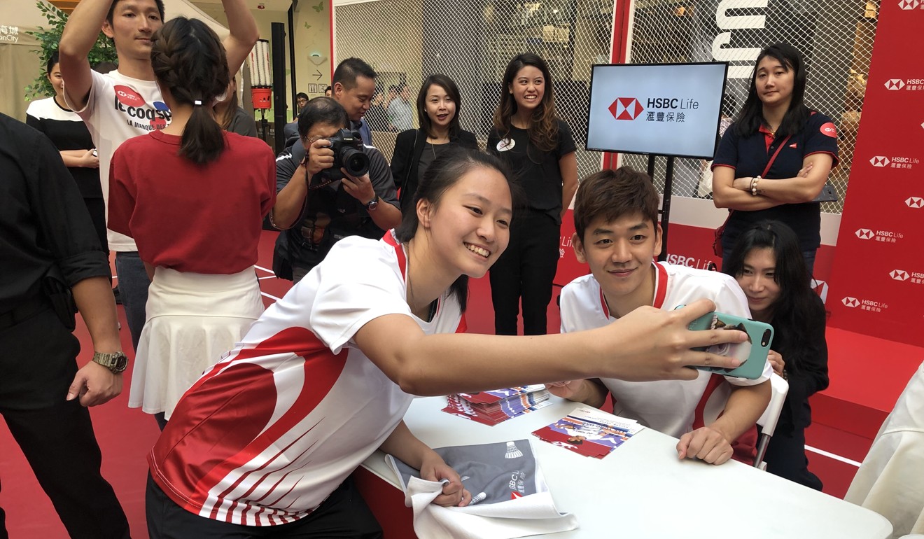 A fan takes a selfie with Lee at HSBC Life’s City Badminton event in West Kowloon. Photo: Chan Kin-wa