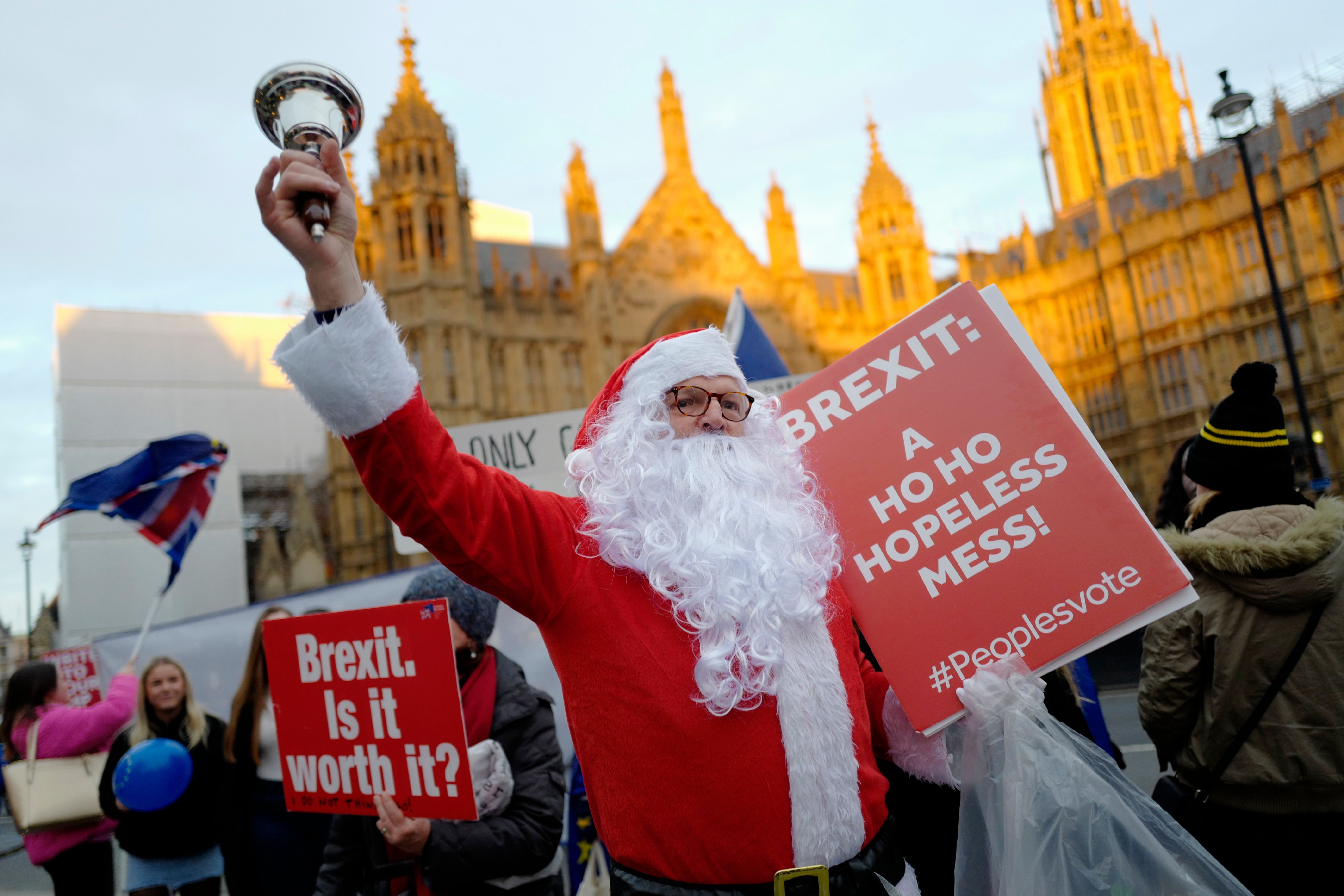 Anti-Brexit demonstrators protest outside Parliament, in London on December 10, as Theresa May announced a postponement of a crucial vote on the Brexit agreement struck with EU leaders last month. Photo: AFP