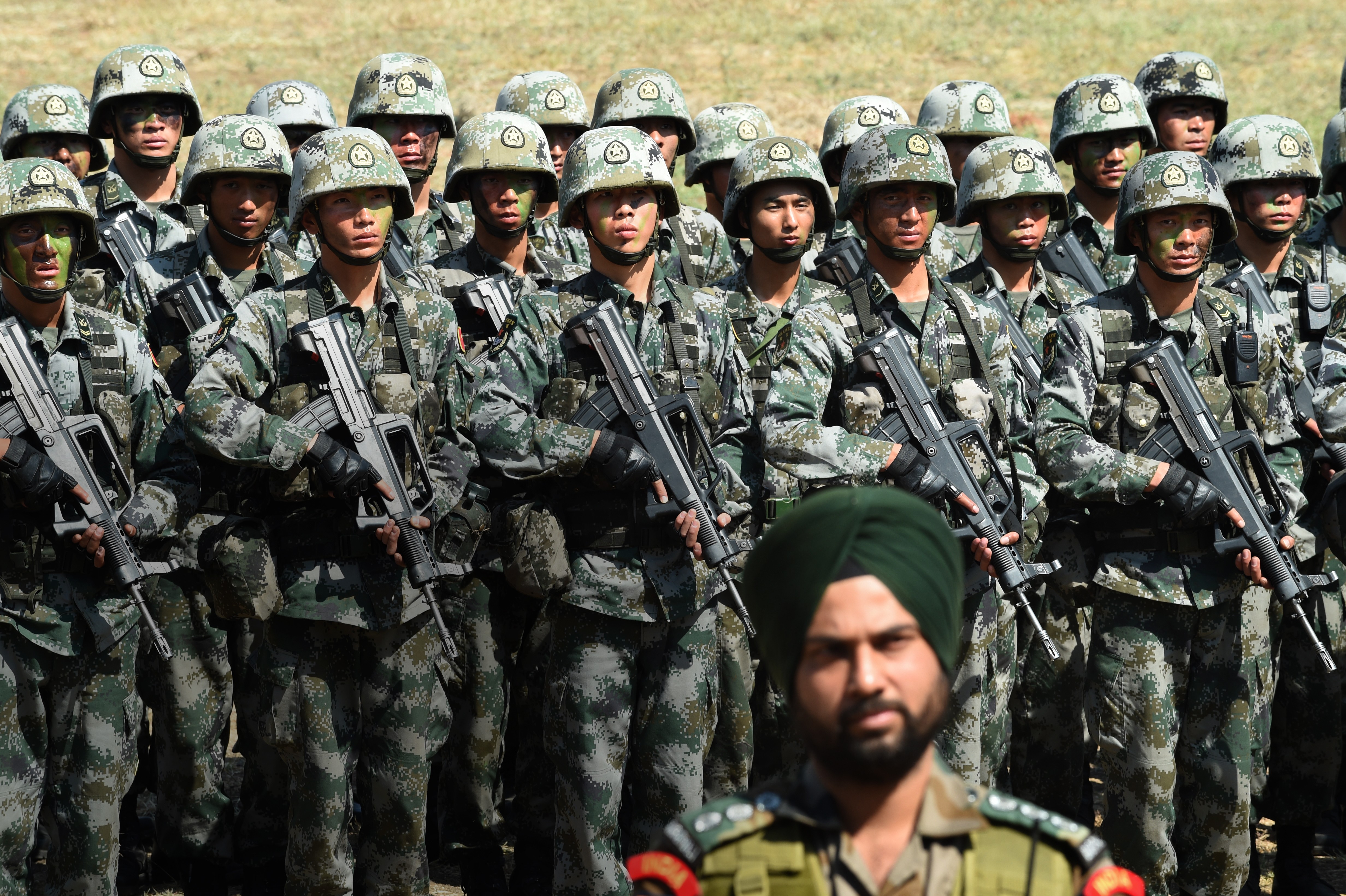 An Indian Army soldier (front) with People's Liberation Army soldiers during an anti-terror drill in the 2016 ‘Hand in Hand’ joint training exercise in Pune district, about 145km (90 miles) southeast of Mumbai. Photo: AP