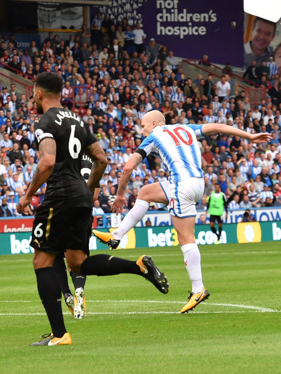 Huddersfield Town’s Australian midfielder Aaron Mooy (right) scores against Newcastle United. Photo: AFP