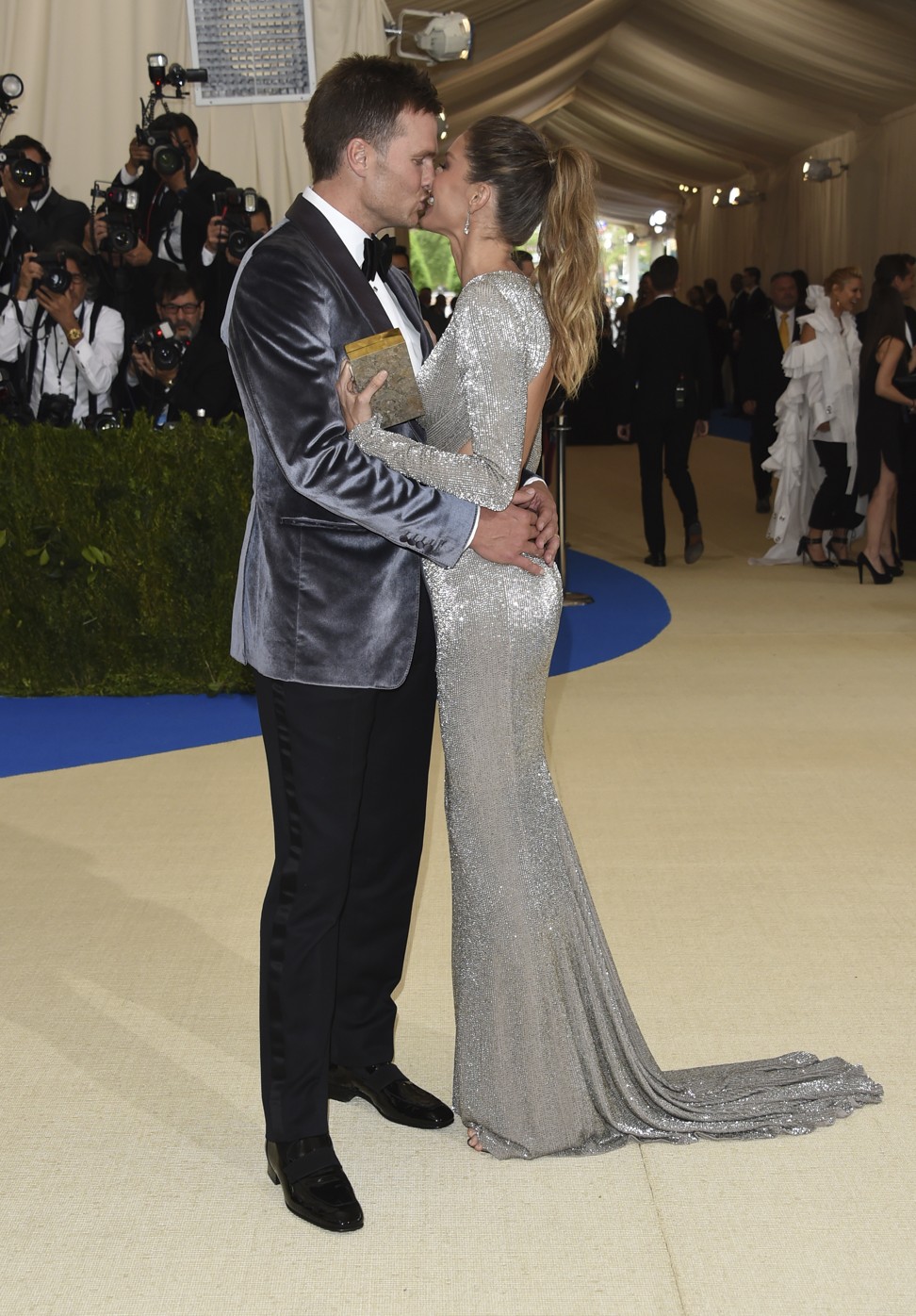 How do supermodel Gisele Bündchen and her NFL star husband Tom