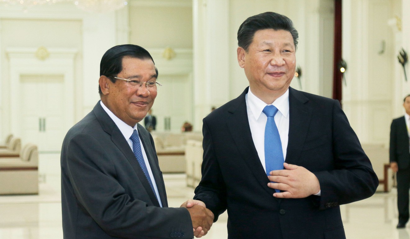 Chinese President Xi Jinping shakes hands with Cambodian Prime Minister Hun Sen. Photo: Kyodo