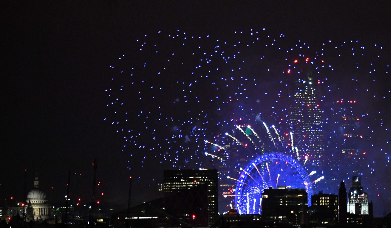 Fireworks light up the sky around the London Eye wheel to welcome the New Year in London. Photo: Reuters