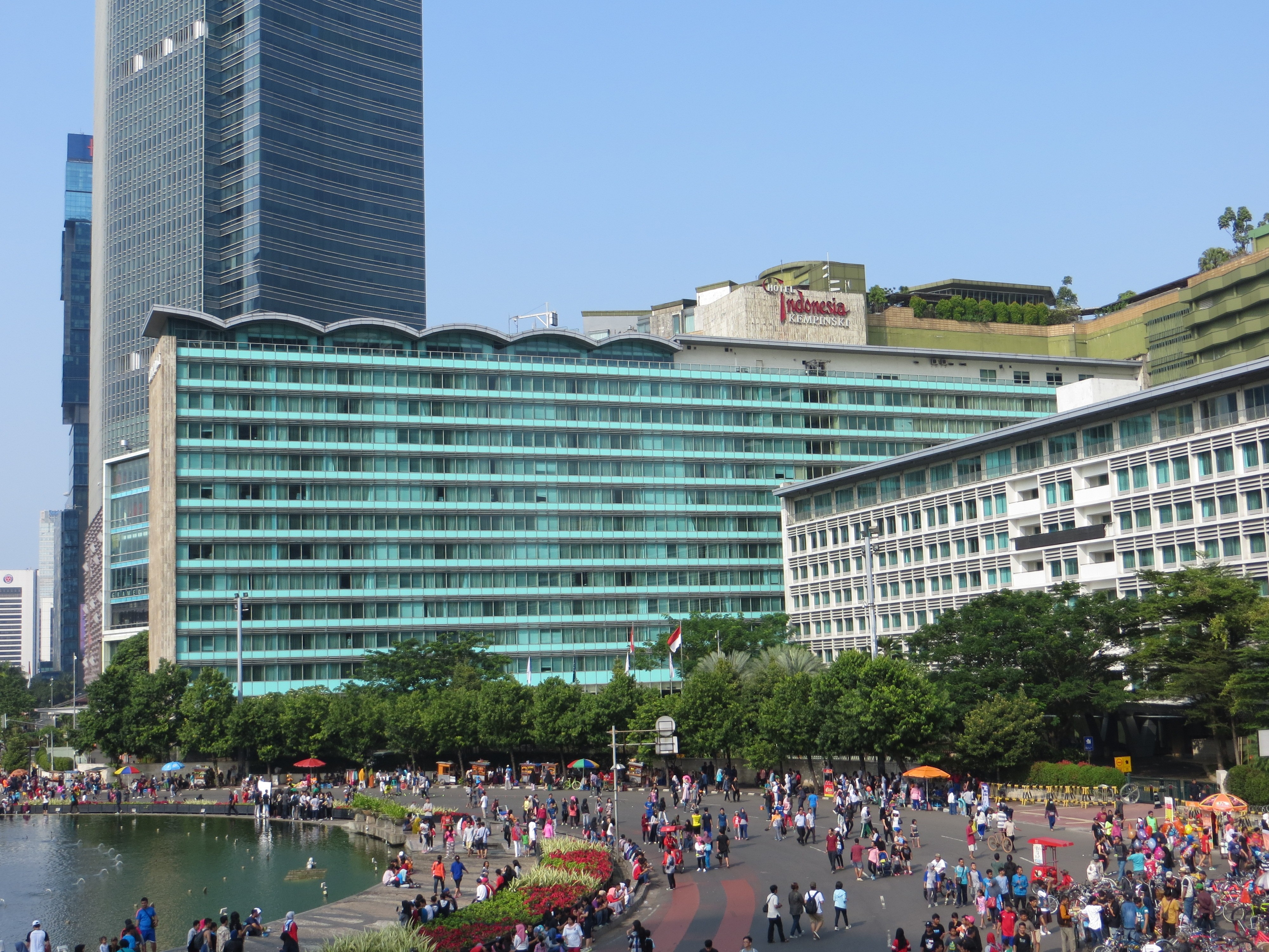 Crowds of people doing activities on the Hotel Indonesia Roundabout on a recent “car free” day, with the five-star Hotel Indonesia in the background. Photo: Shutterstock
