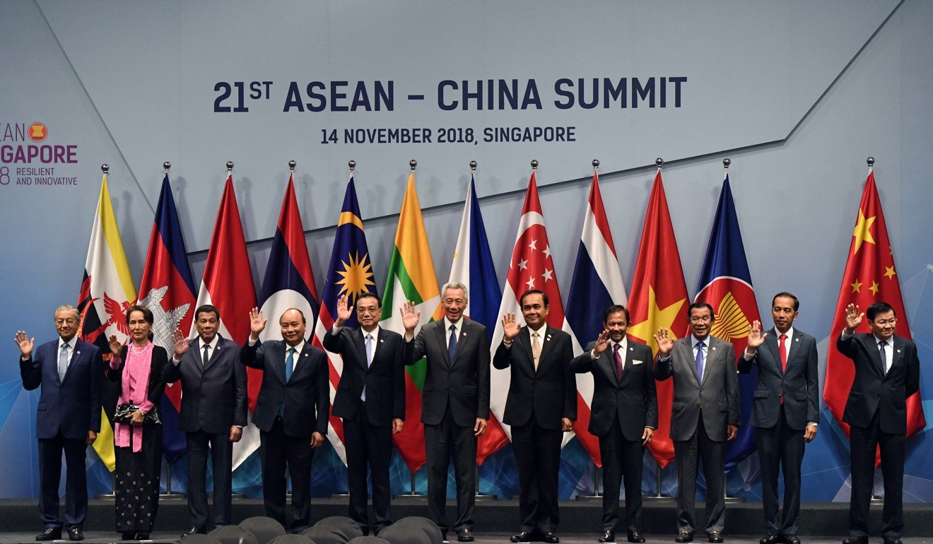 Chinese Premier Li Keqiang (fifth from left) joins leaders of Asean countries at the start of the Asean-China summit on the sidelines of the 33rd Association of Southeast Asian Nations summit in Singapore on November 14, 2018. Photo: AFP