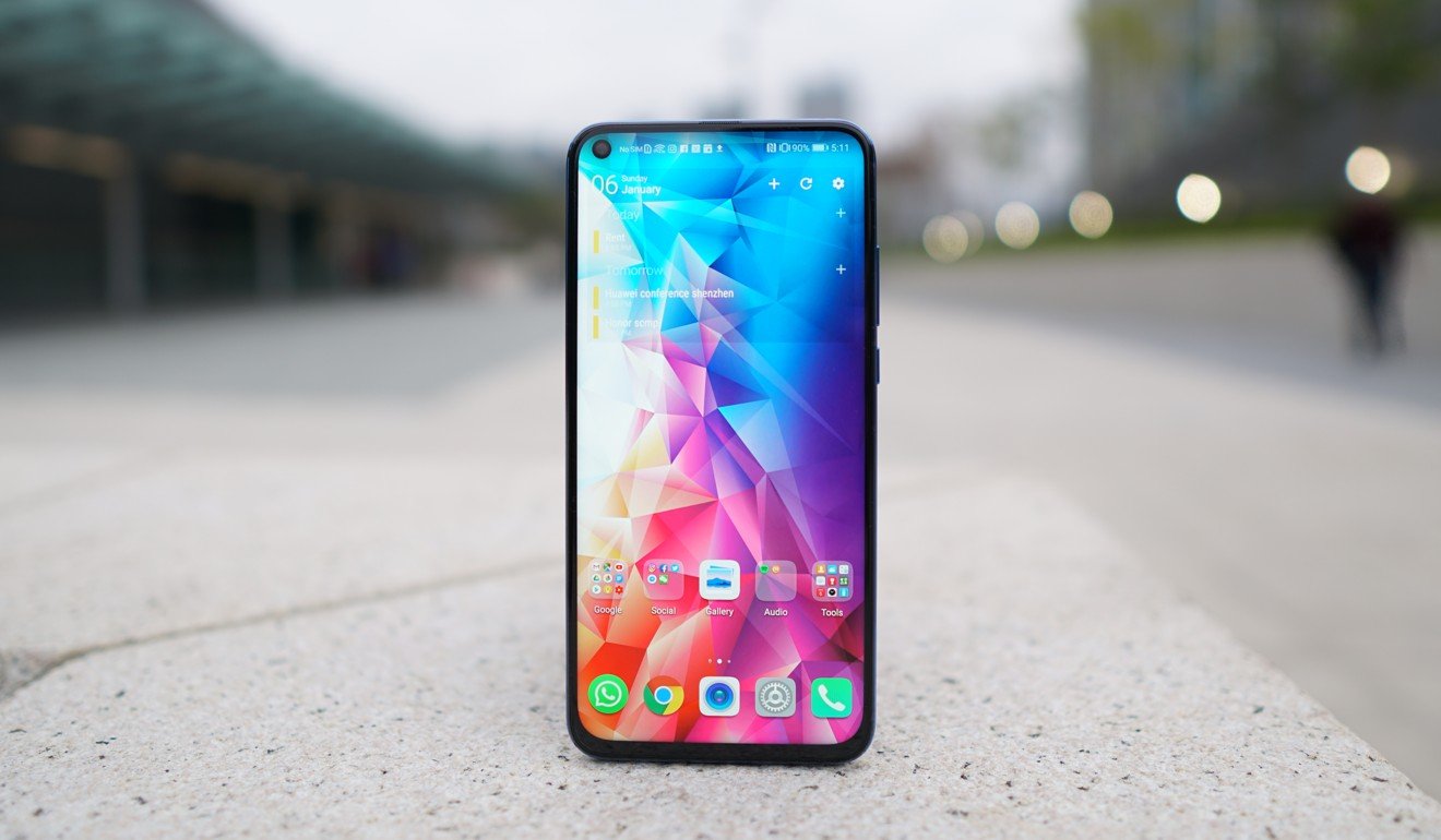 One of the few compromises the mid-tier Honor View 20 makes is with the display, which has an LCD panel rather than an OLED one. Photo: Ben Sin
