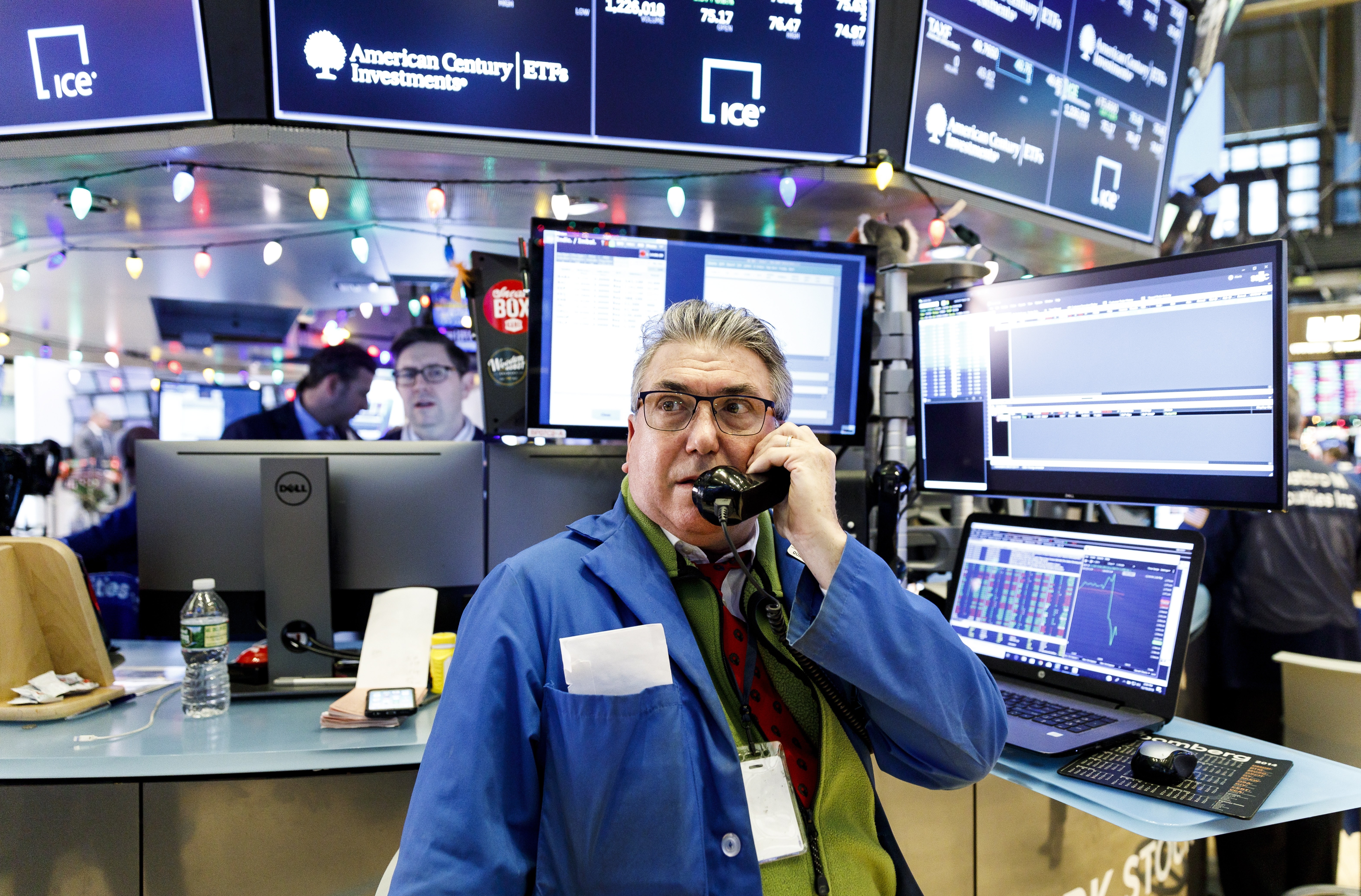 Traders work on the floor of the New York Stock Exchange as news breaks of the Federal Reserve’s decision to raise interest rates on December 19, 2018. Photo: EPA-EFE