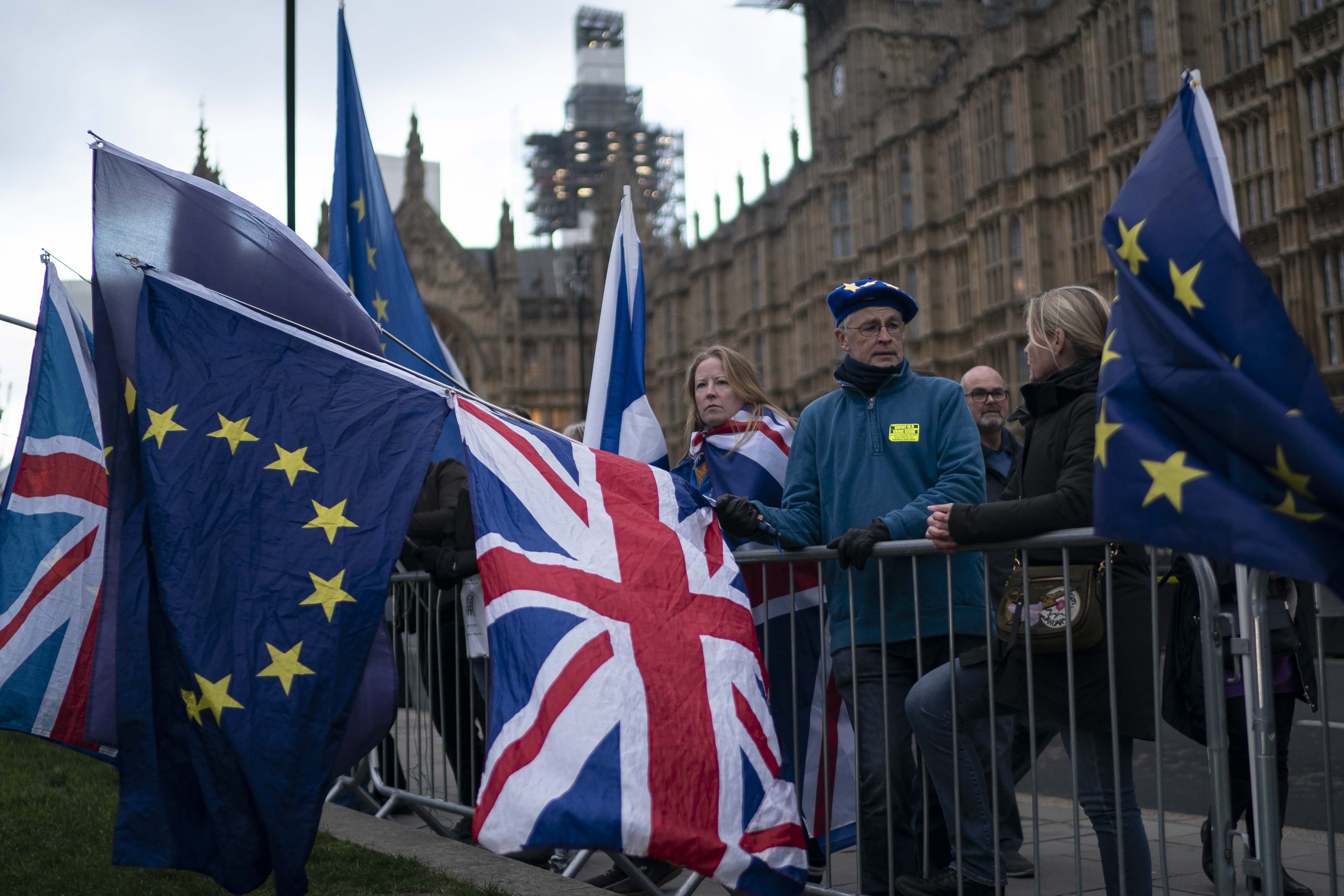 Brexit backers and opponents gather outside the Houses of Parliament in London on January 14. Ahead of the failed Brexit vote on Tuesday, Prime Minister Theresa May warned that the UK’s withdrawal from the EU may not happen at all if the plan were rejected, thus undermining faith in the democratic process. Photo: EPA-EFE
