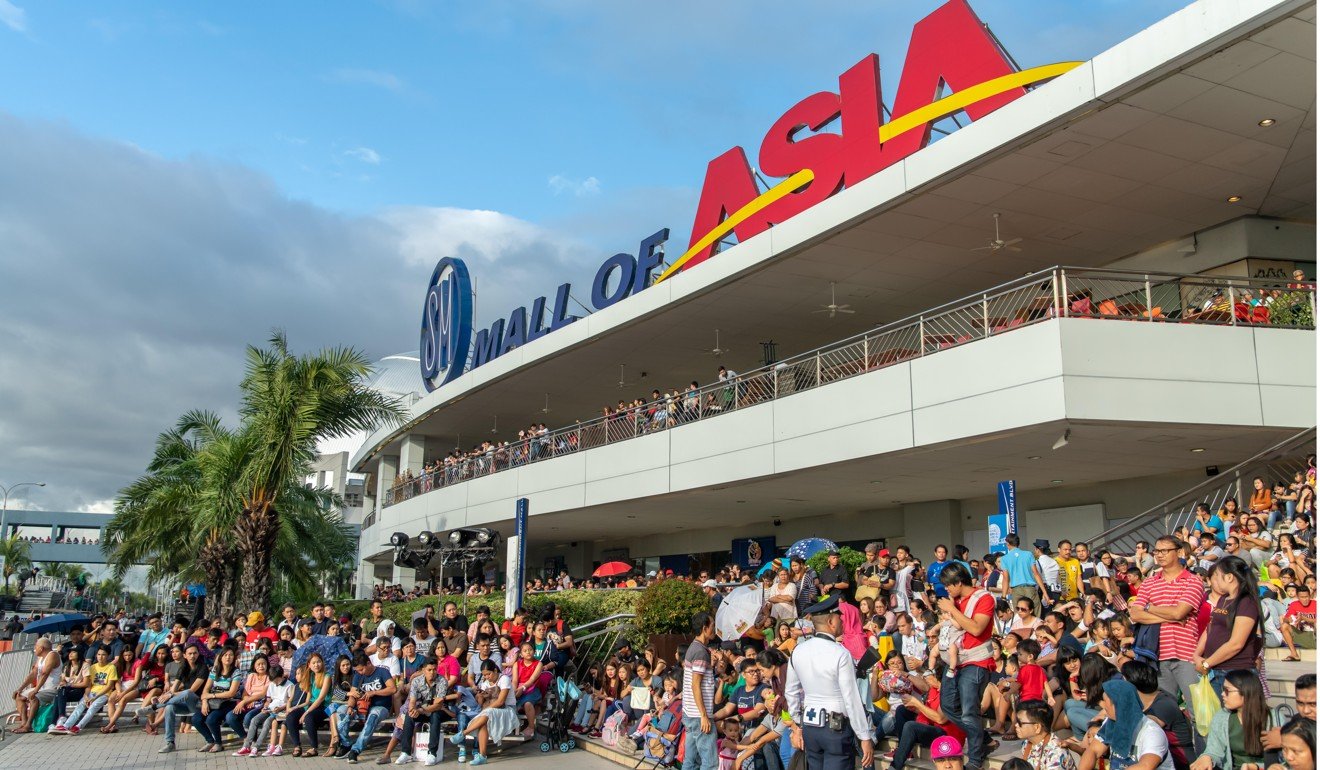 People watching a New Year parade at the Mall of Asia on January 1, 2019. Photo: Alamy Stock Photo