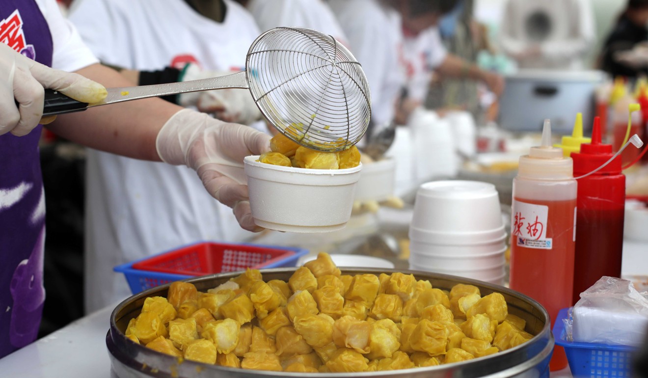 Fast-food stall operators have been reluctant to use the reusable containers and cutlery on offer. Photo: Xiaomei Chen