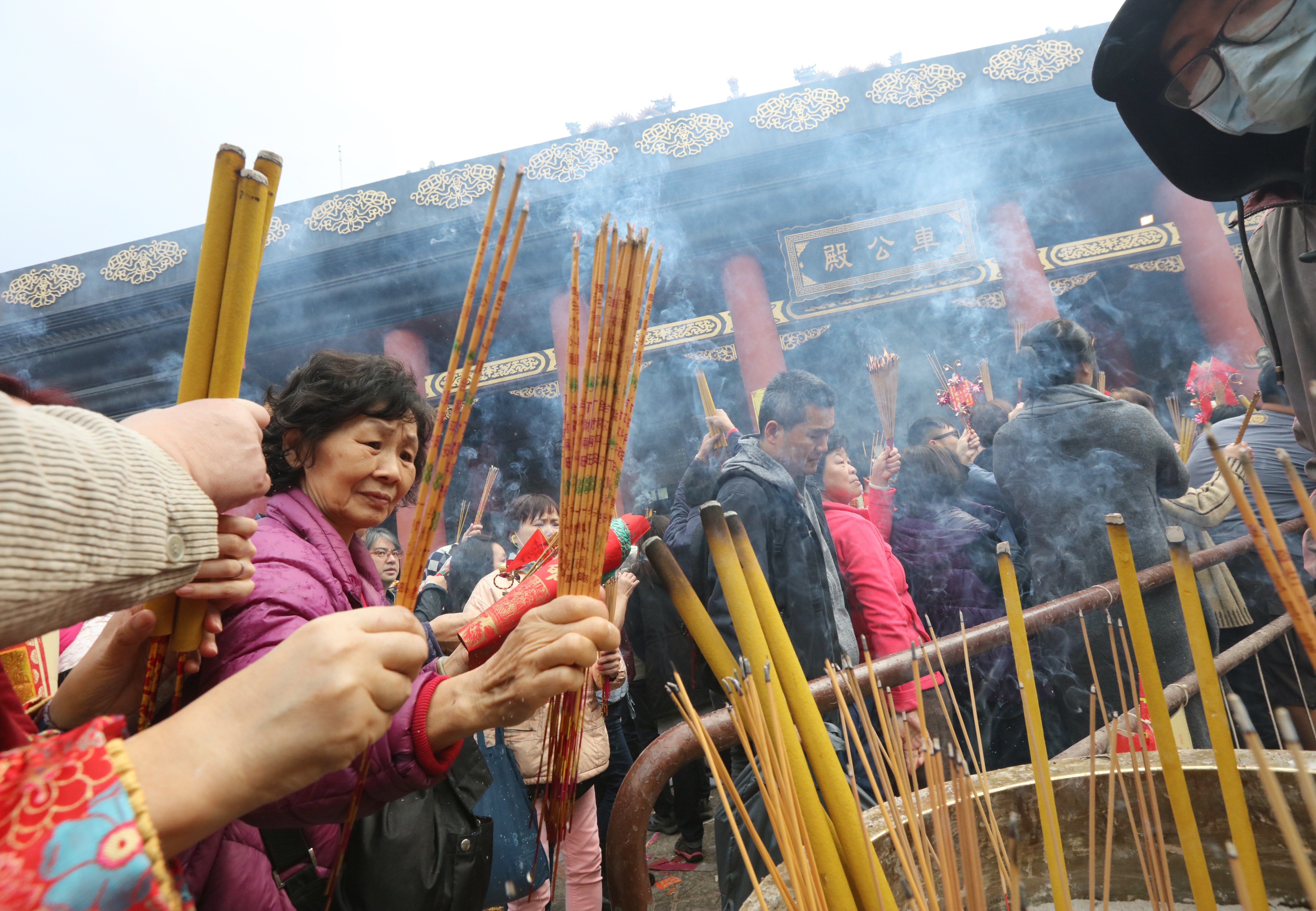 Worshippers visit Che Kung Temple in Sha Tin to pray for good luck. Photo: Felix Wong