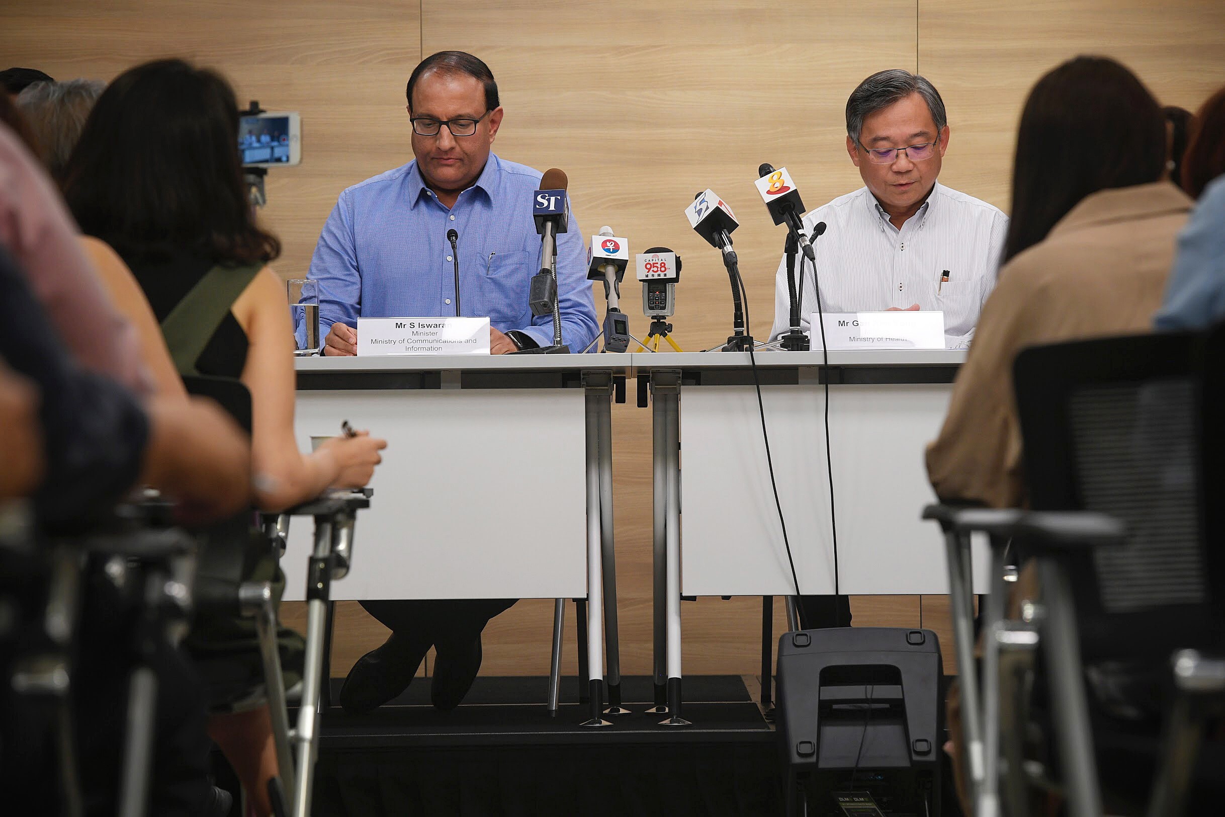 Singapore's Communication and Information Minister S Iswaran (L) and Health Minister Gan Kim Yong in July. Photo: EPA