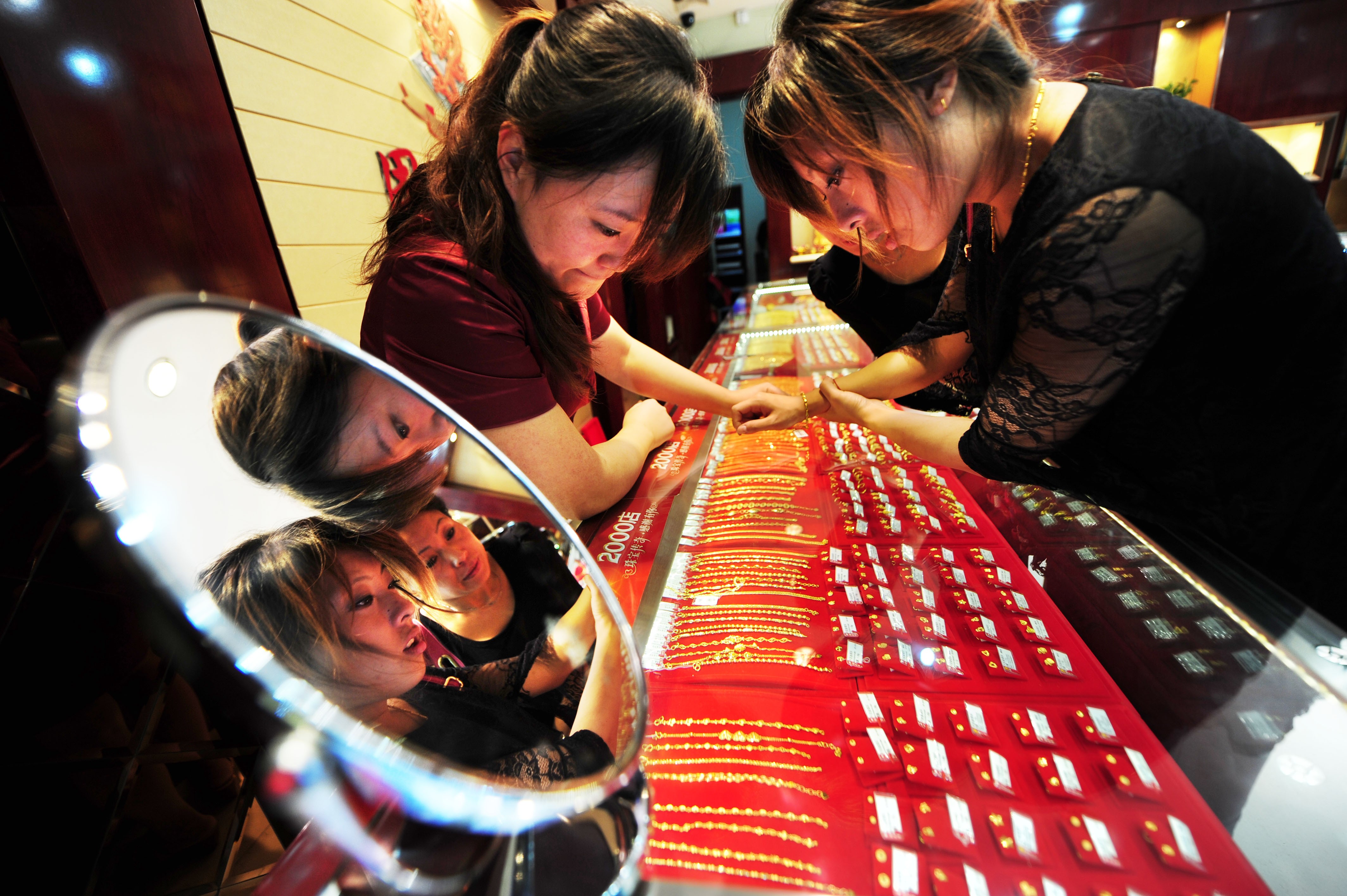 Women shop for jewellery at a shop in Yantai, east China’s Shandong Province. Photo: Xinhua