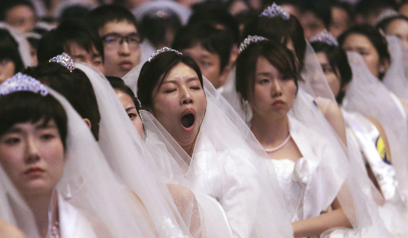 A bride yawns in a mass wedding ceremony in Gapyeong, South Korea. Photo: AP